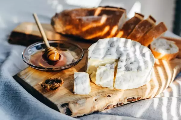 Crafting the Perfect Single-Cheese Board: A Guide to Elegant Entertaining