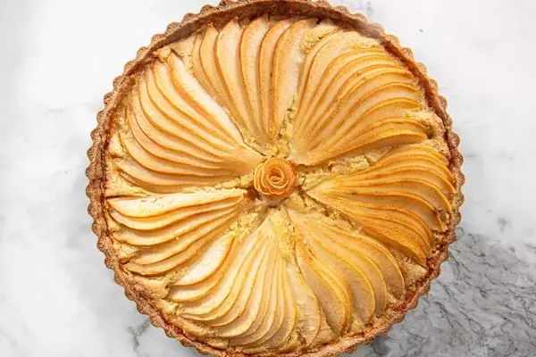 Elegant Pear and Almond Tart: A Simple Yet Sophisticated Dessert