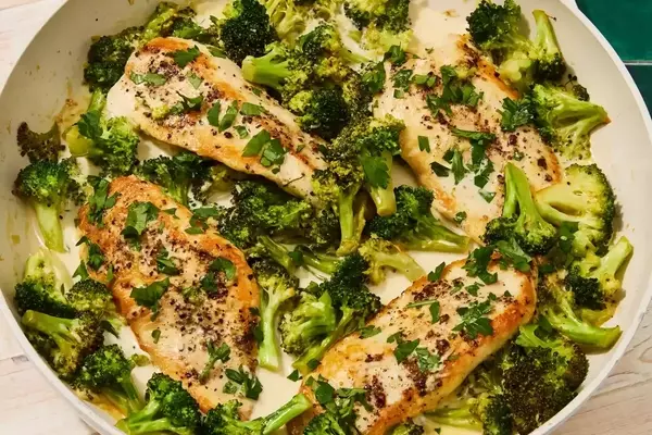 Quick & Healthy Creamy Garlic Chicken and Broccoli Skillet