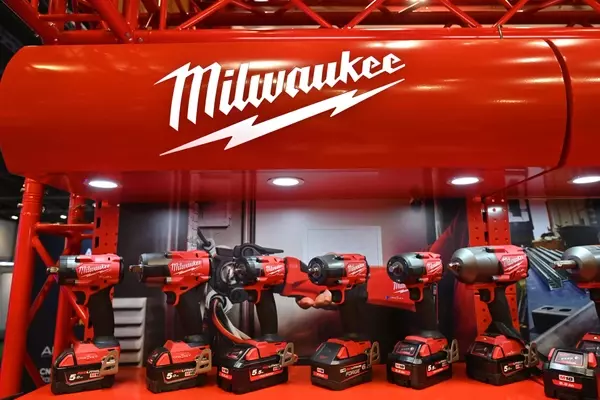 Milwaukee M18 LED Work Light: A Garage Essential for $40