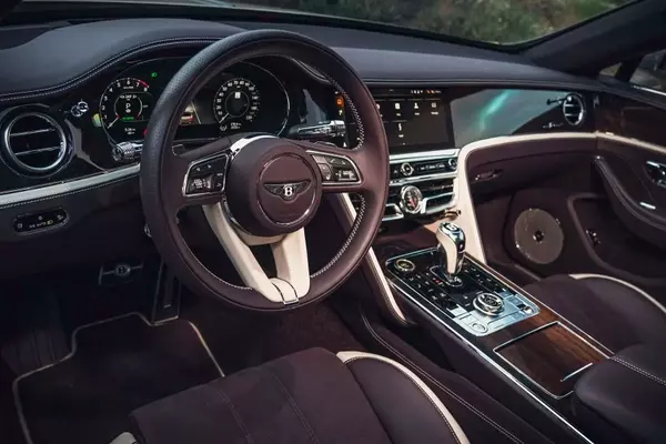 2025 Bentley Flying Spur Speed: A Glimpse Inside Luxury