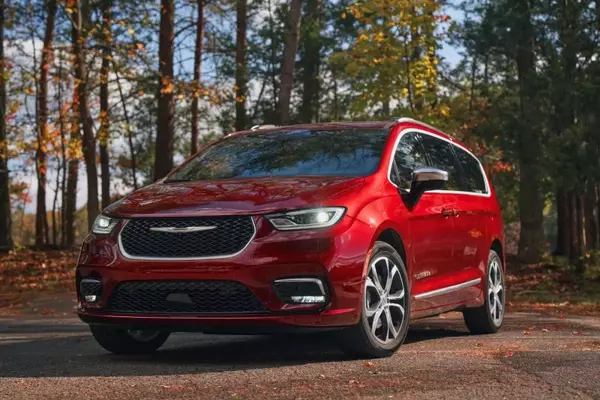 Chrysler Recalls 180,000 Pacifica and Voyager Minivans Over Airbag Defects