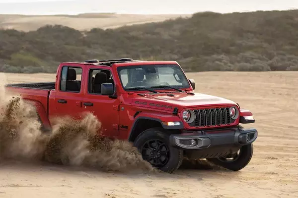 Jeep Gladiator to Reintroduce Manual Transmission, Challenging Toyota Tacoma's Dominance