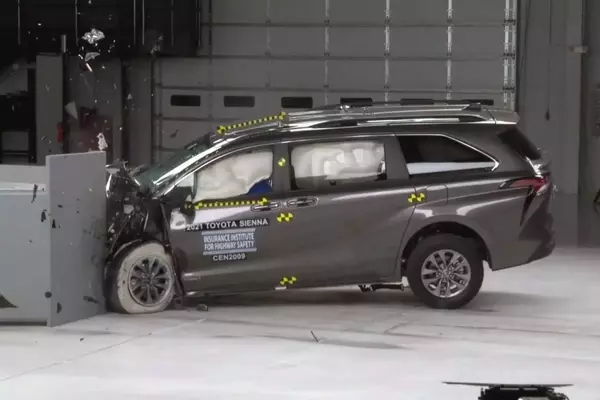 Minivans Fail IIHS Rear-Seat Safety Tests, Raising Concerns for Family Vehicles