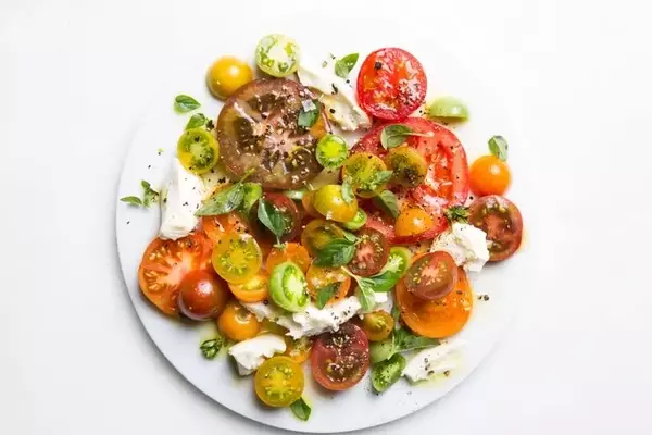 Effortless No-Cook Tomato Sauce for Pasta