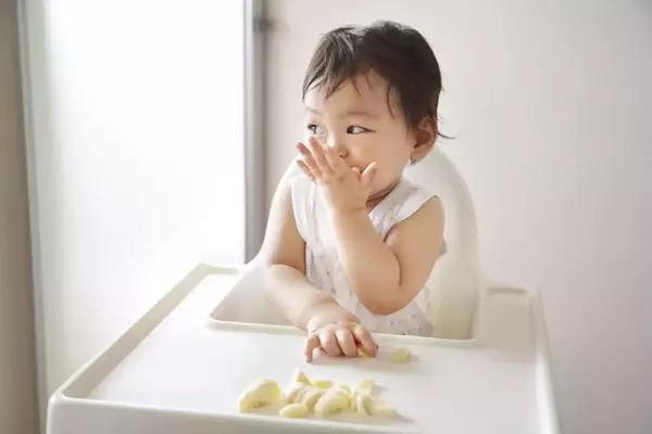 First Solid Foods for Babies Without Teeth