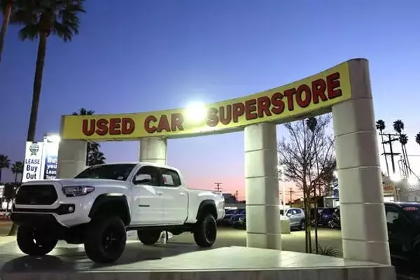 Navigating Car Financing: Dealership vs. Bank Loans