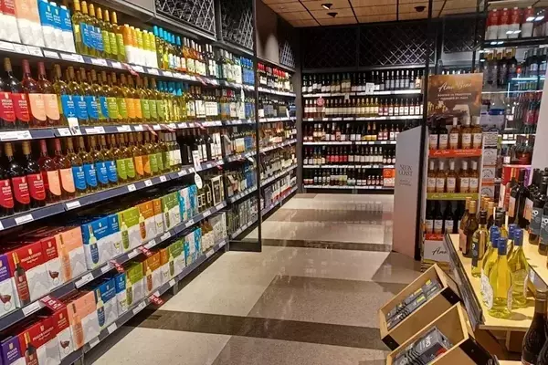 Canadian Retail Sector Navigates Divergent Trends in April