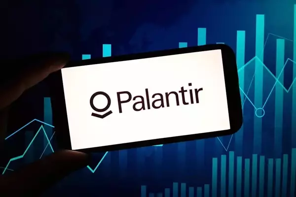 Palantir's Stock Underperforms Amidst European Contract Setbacks, Diverging from Software Peers