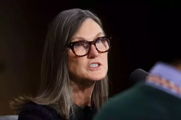 Cathie Wood Boosts Coinbase Investment Amidst Tech Stock Volatility