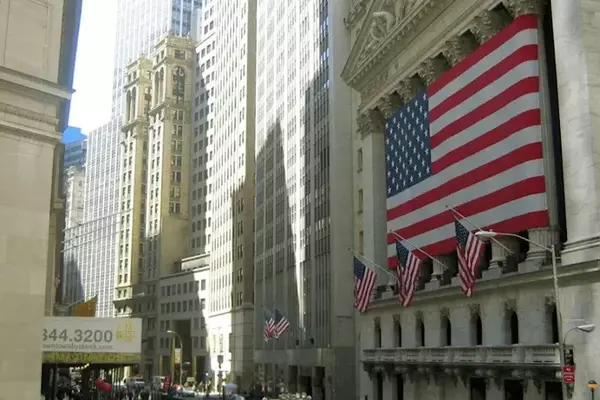 US Futures Dip Amidst Fed Remarks and Economic Data Ahead