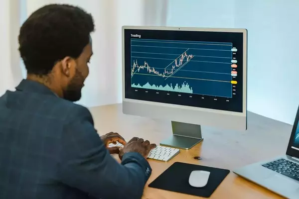Mastering Symmetrical Triangle Patterns in Trading
