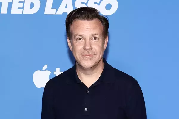 Jason Sudeikis Joins Mumford & Sons for 'Ted Lasso' Theme Song at NYC Concert