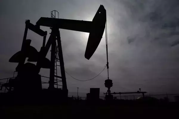 Crude Oil Prices Decline Amidst Weak Demand Outlook and Rising US Stockpiles
