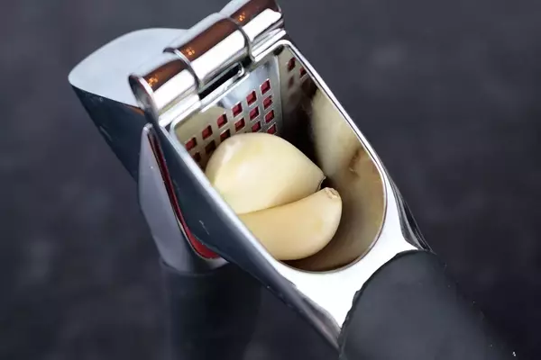 Choosing the Best Garlic Press: A Comprehensive Review