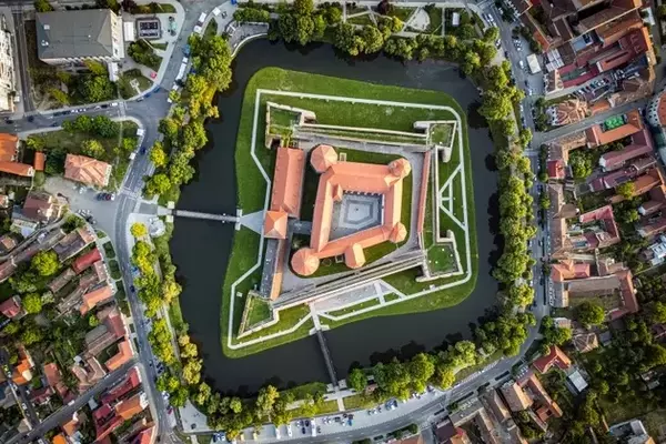 Bill Ackman's Strategic Investments: Targeting Economic Moats at Discounted Valuations