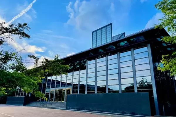Corning's Strategic Pivot Towards AI Data Centers: Growth Potential vs. Valuation Concerns