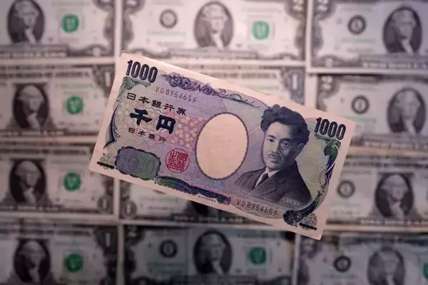 Dollar Declines to Two-Month Low as Rate Hike Expectations Wane