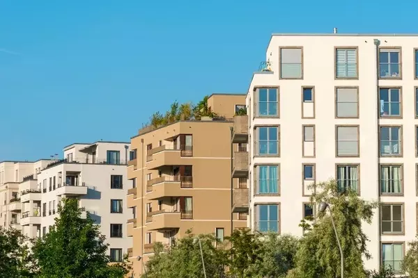 Dallas Apartment Foreclosure Displaces Residents Amidst Rising Housing Costs