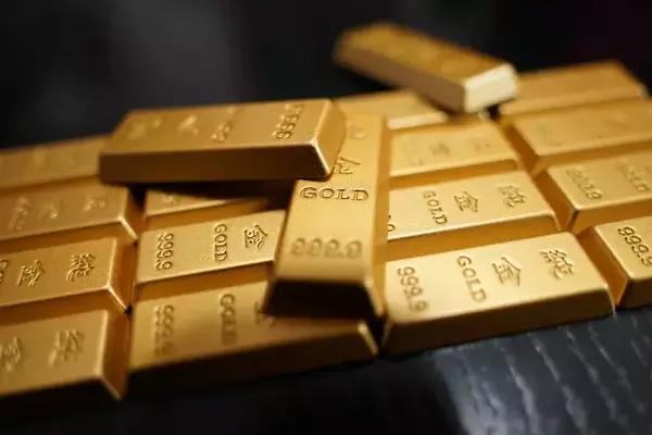 Wells Fargo Adjusts Gold Price Forecast Amidst Market Shifts