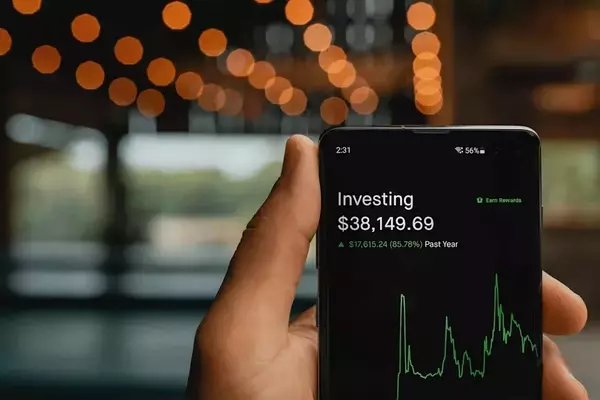 Fintech Firms Webull and Robinhood See Significant Gains Amidst Cryptocurrency Market Surge