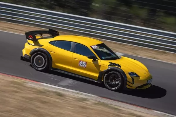 Porsche Taycan Turbo GT: Manthey Racing Kit Elevates Track Performance
