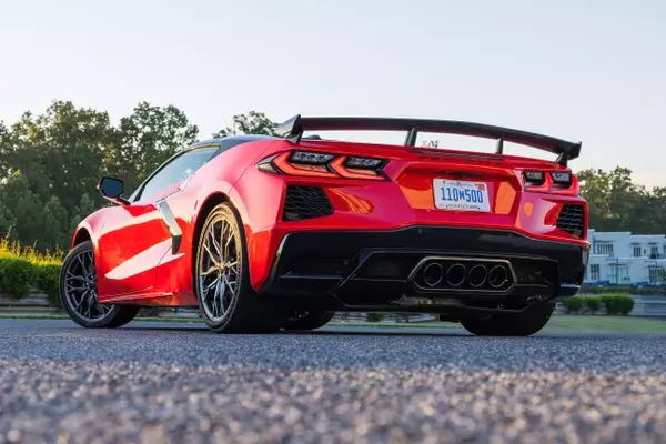 2027 Chevrolet Corvette Stingray: Performance and Handling Analysis