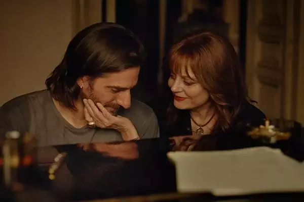 A Review of 'The Echo Chamber': A Single-Location Romance Starring Marinelli, Vikander, and Sarandon