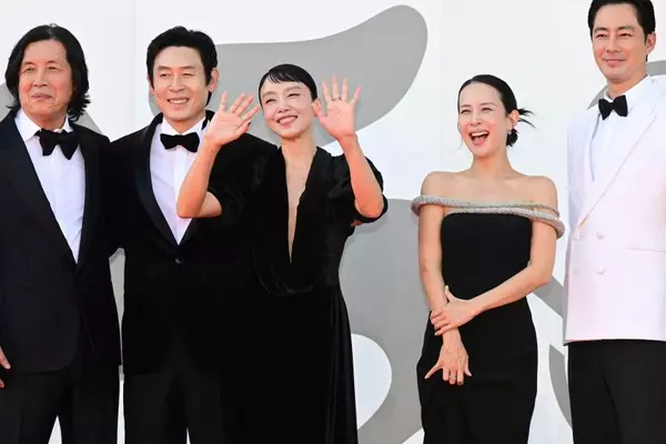 Lee Chang-dong's 'Possible Love' Premieres to Acclaim at Venice Film Festival