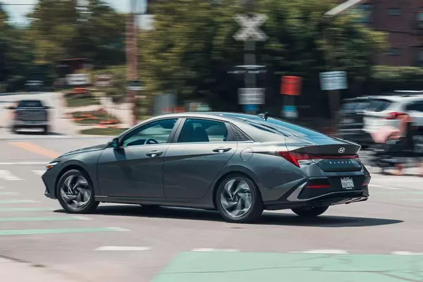 2026 Hyundai Elantra Hybrid: A Compromise in Performance