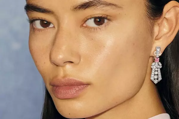 De Beers Unveils 'Vibrations' Collection at London Fashion Week, Highlighting Innovative Cabochon Cut and Ethical Sourcing